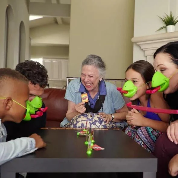 Chameleon Tongue – Das verrückte Familienspiel mit Zungen-Schießen - Image 4