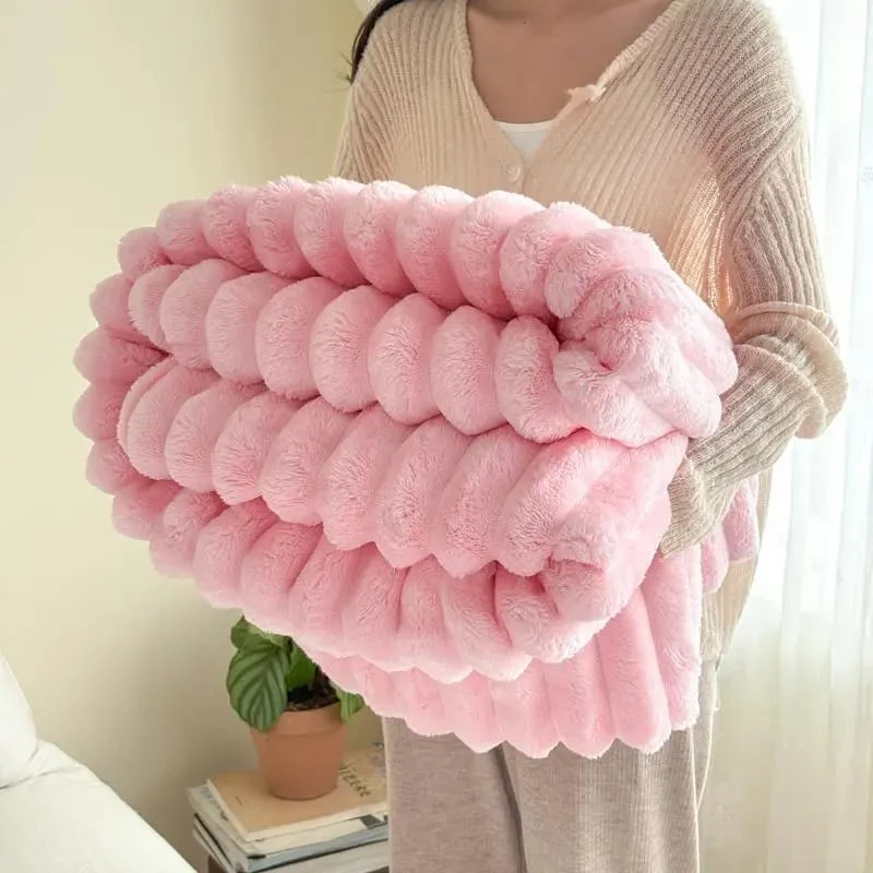 CosyLuxe – Kuscheldecke aus dickem Kaninchenplüsch & Milchsamt (inkl. 2 Kissenbezüge) - Image 11