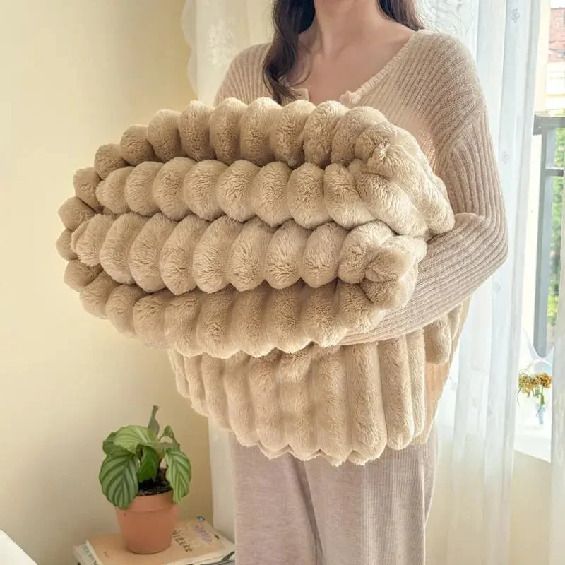 CosyLuxe – Kuscheldecke aus dickem Kaninchenplüsch & Milchsamt (inkl. 2 Kissenbezüge) - Image 12