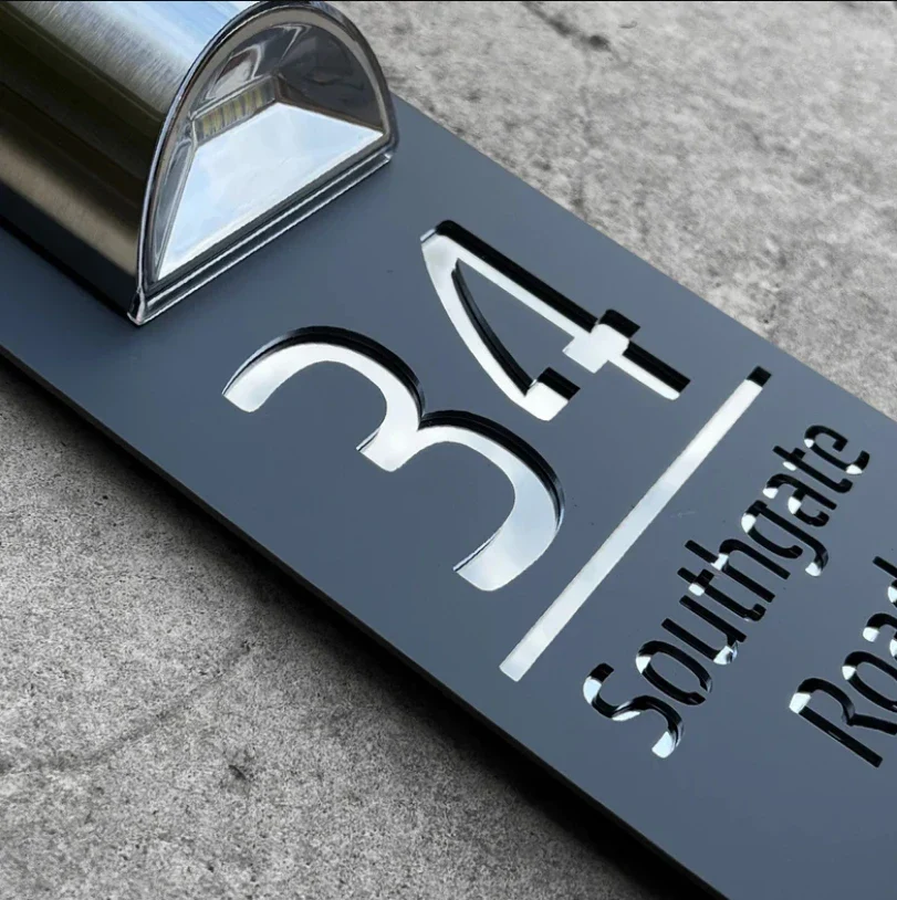 GlowSign - Personalisiertes Hausnummernschild - mit Solarenergie beleuchtet | 50% RABATT - Image 2